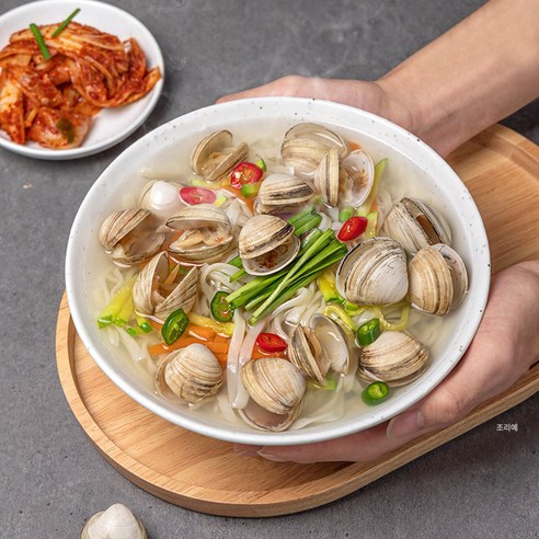 캠핑의 낭만, 진한 동죽칼국수로 완성하세요