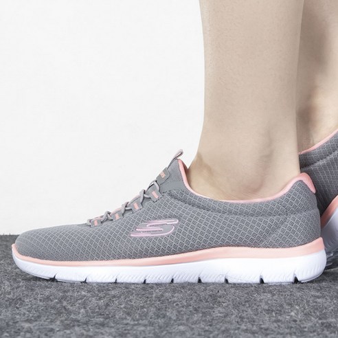 구름 위를 걷는 듯 편안함, 스케쳐스 메모리폼 여성 운동화로 스타일과 활동성을 모두 잡으세요