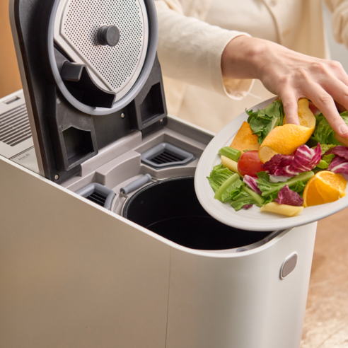 음식물 쓰레기 봉투와 주방 모습