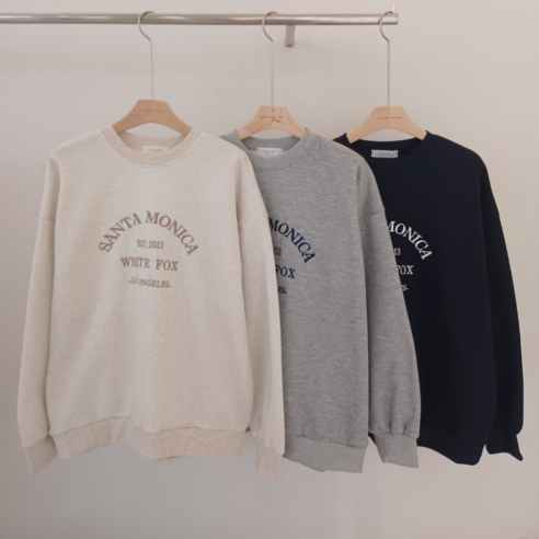 라라로엔픽 헤이즐 루즈핏 맨투맨 착용 모델의 다양한 포즈와 핏, 편안하고 스타일리시한 오버핏 맨투맨