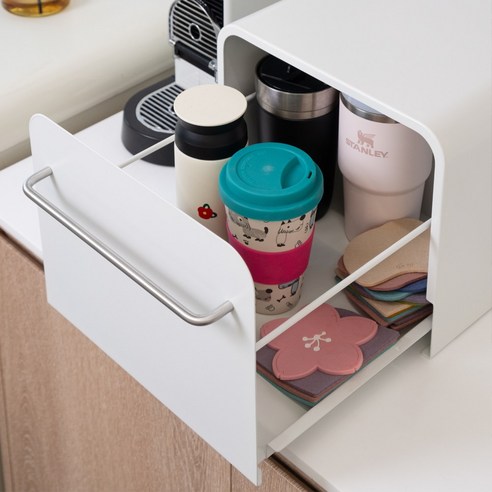 마치 미드센추리 슬라이드 철제 수납함으로 서류 더미 없는 깔끔한 책상을 완성하세요.