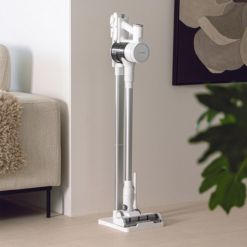 다양한 브러시와 노즐을 포함한 무선 청소기 구성품 이미지