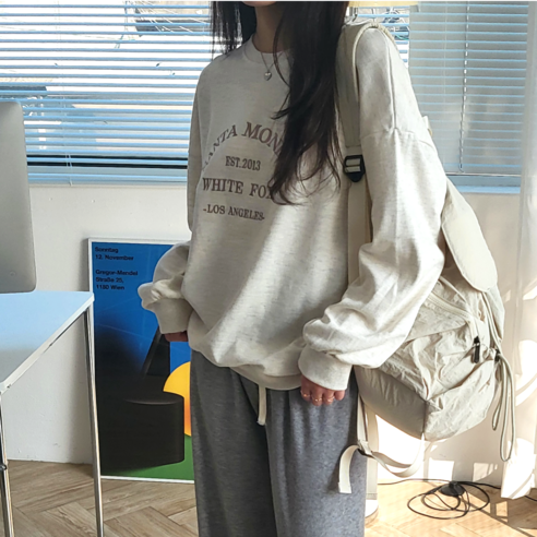 라라로엔픽 헤이즐 루즈핏 맨투맨 디테일 클로즈업 사진, 짱짱한 목 시보리 강조