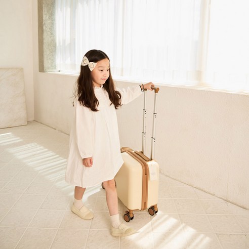 지아지조 키즈라이드 유아 기내반입 캐리어 에어 후기 분석 - 아이가 탑승한 모습