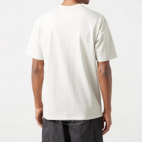 나이키 에센셜 프리미엄 루즈핏 반팔 티셔츠로 여름철 불편함 없이 스타일을 완성하세요