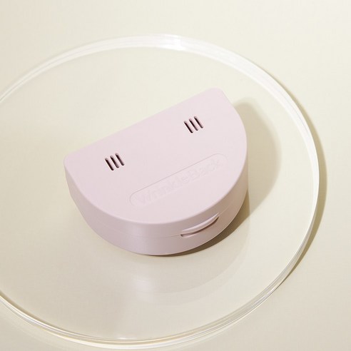 거울 속 낯선 나이, 시간의 흔적을 지우는 마법