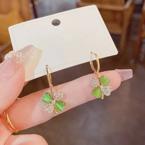 네잎클로버 인조 귀걸이 소규모 디자인 사치 고급감 패션 서양식 트렌드 귀걸이 귀걸이 여자 네잎클로버 인조 귀걸이 세련된 스타일 데일리 포인트 여성 악세사리 패션 액세서리 선물