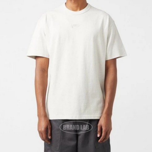 나이키 에센셜 프리미엄 루즈핏 반팔 티셔츠로 여름철 불편함 없이 스타일을 완성하세요