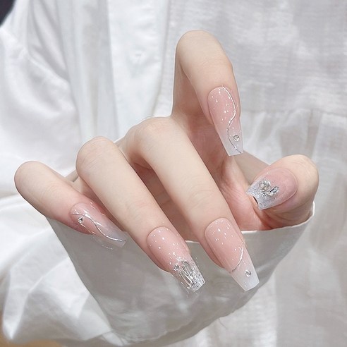 찰칵 붙이는 마법, 순식간에 완성되는 네일아트