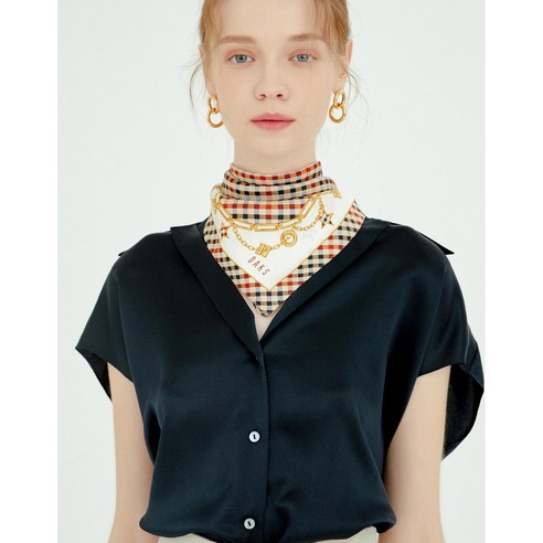 닥스 실크 스카프 하나로 평범한 일상에 특별함을 더하세요.