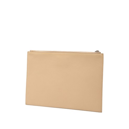 평범한 일상 속, 격을 더하는 디올 클러치