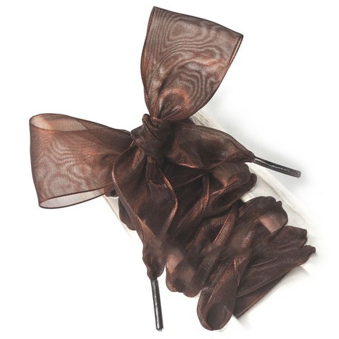 당신의 신발에 섬세한 레이스의 감성을 더해, 특별하고 자신감 넘치는 하루를 시작하세요.