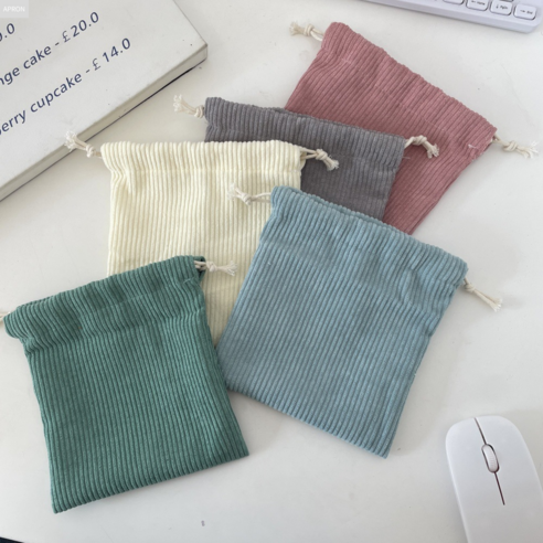 소중한 물건들을 위한 완벽한 선택, 에이프런 코듀로이 파우치와 함께 수납 고민을 해결하세요!