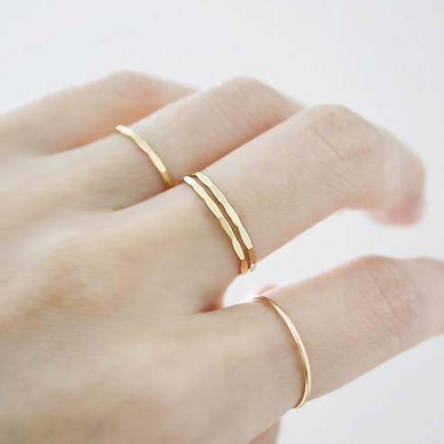 심플함 속에 숨겨진 14K 골드필드, 해머드 디자인의 우아함을 경험하세요.