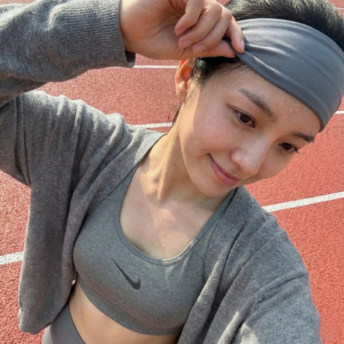 AGC 쿨링 스포츠 헤어밴드 땀흡수 머리띠 러닝 축구 테니스 등산 헬스 남녀공용 블랙+그레이 1+1, 2개, 블랙&그레이