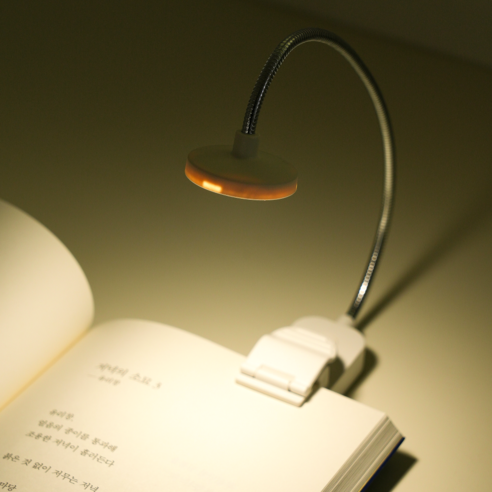 어둠 속에서도 눈 건강을 지켜주는 나만의 독서 공간