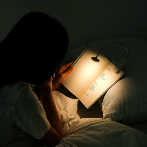 어둠 속에서도 눈 건강을 지켜주는 나만의 독서 공간