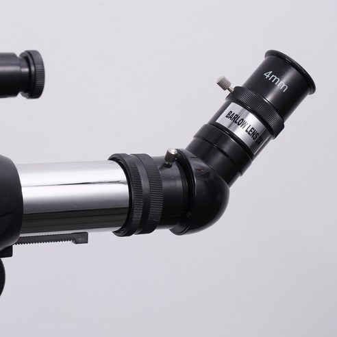 천체망원경 사용 중인 가족의 모습