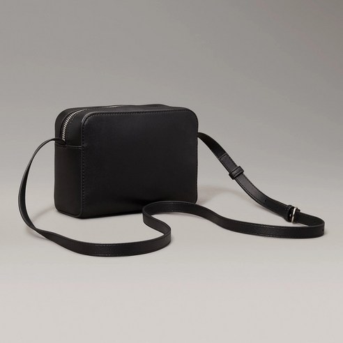 세련된 캘빈클라인 디보스 카메라 가방으로 당신의 일상을 스타일리시하게.