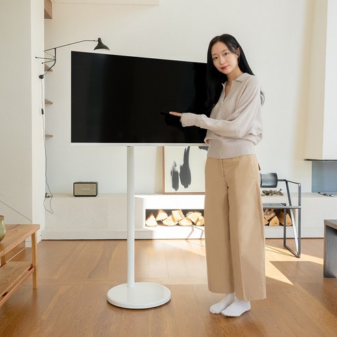 이동식과 스마트 기능을 결합한 세련된 TV 거치대