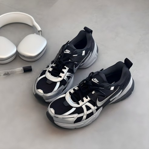 나이키 V2K 런 테크 블랙 메탈릭 실버 우먼스