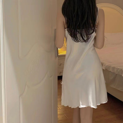 당신의 밤을 위로하는 실크의 부드러움