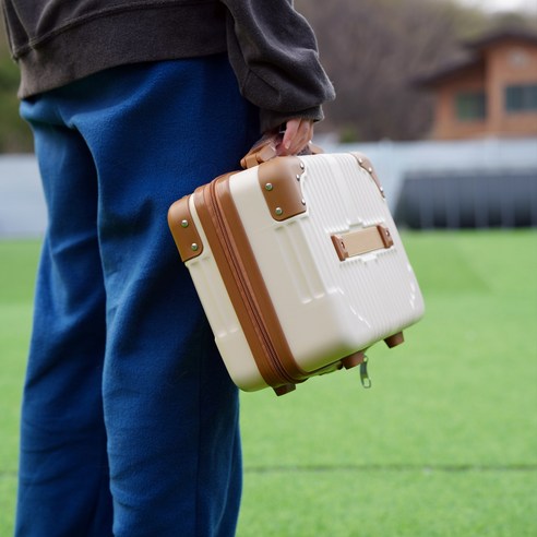 설레는 발걸음을 위한 완벽한 사이즈의 레트로 미니 캐리어
