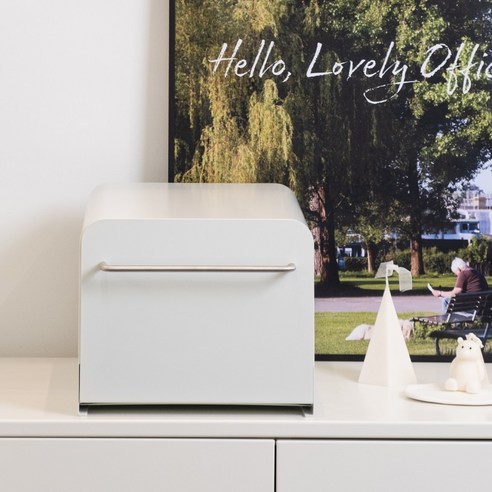 마치 미드센추리 슬라이드 철제 수납함으로 서류 더미 없는 깔끔한 책상을 완성하세요.