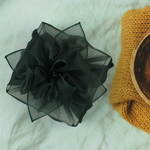 다양한 종류의 제철 과일이 담긴 선물세트