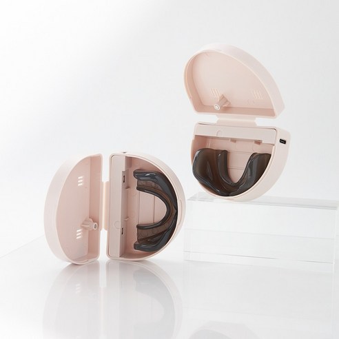 거울 속 낯선 나이, 시간의 흔적을 지우는 마법