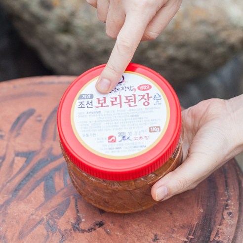 명인의 정성으로 완성한 깊고 구수한 조선 보리된장으로 집밥의 풍미를 더하세요
