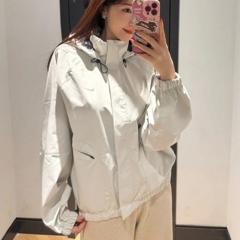 나이키 우먼즈 스톰핏 스위프트 러닝 바람막이 라이트그레이 FB7493-110