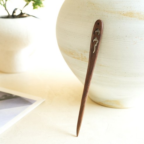 머리 손질 고민 끝 단아한 나무 비녀로 스타일 완성