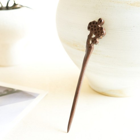 머리 손질 고민 끝 단아한 나무 비녀로 스타일 완성