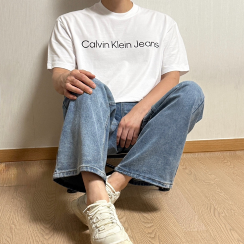 캘빈클라인 인스티튜셔널 로고 화이트 반팔 티셔츠, 세련된 당신의 일상을 위한 완벽한 선택