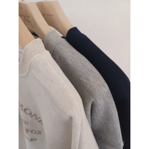 라라로엔픽 헤이즐 루즈핏 맨투맨 블랙 컬러 착용샷, 가을 캐주얼 데일리룩