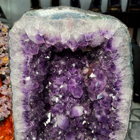 頂級巴西紫水晶洞ESPa 29.16kg 鑽石般透亮有光澤大角晶牙瑪瑙邊紫水晶