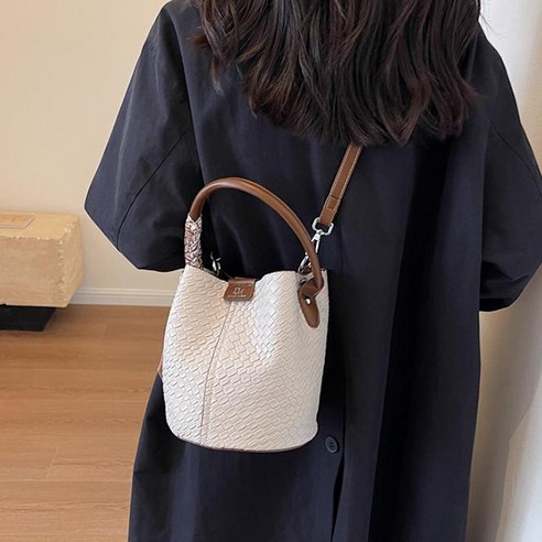 여성 패셔너블 대용량 버킷백 후기 분석 - 착용 샷 상세 보기