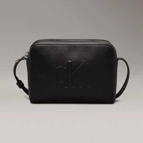 세련된 캘빈클라인 디보스 카메라 가방으로 당신의 일상을 스타일리시하게.
