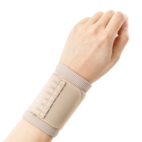 손목 보호대를 착용한 채 키보드를 사용하는 모습