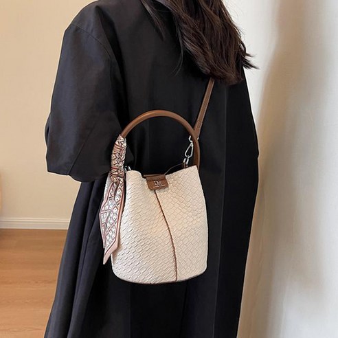 여성 패셔너블 대용량 버킷백 후기 분석 - 소재 질감 및 마감 디테일