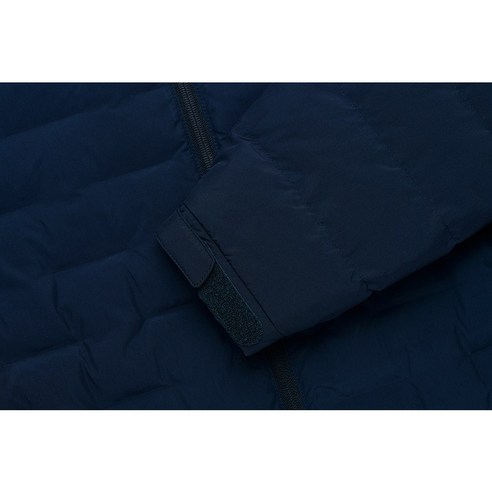 겨울 패딩 고민 끝 가볍고 깔끔하게