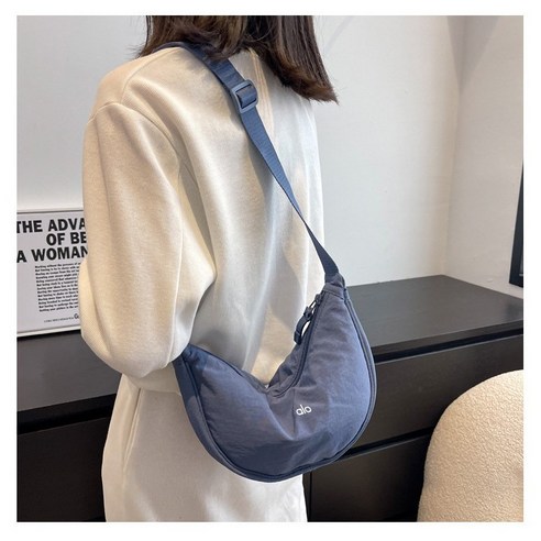 짐 때문에 어깨 빠질 것 같던 날들 이제 안녕 alo 알로 나일론 메신저백