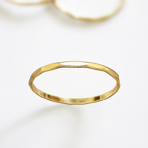 심플함 속에 숨겨진 14K 골드필드, 해머드 디자인의 우아함을 경험하세요.