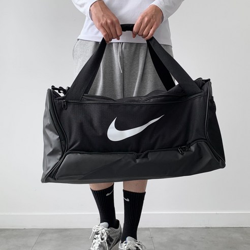 NIKE 대용량 크로스백을 메고 활동하는 모습