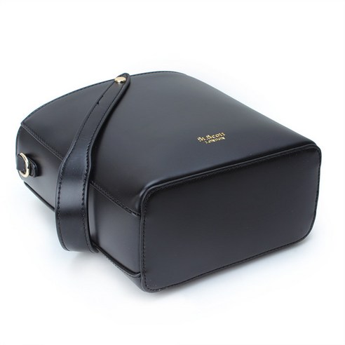 세인트스코트 여성용 가방을 메고 있는 모델 이미지, 무게감 확인