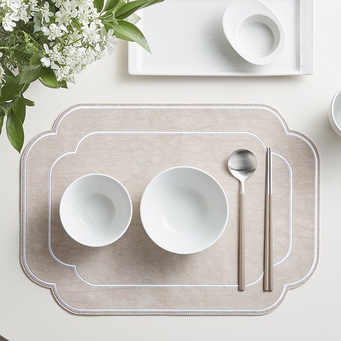 우아함과 세련됨을 더하는 베르 클리프 자수테이블매트