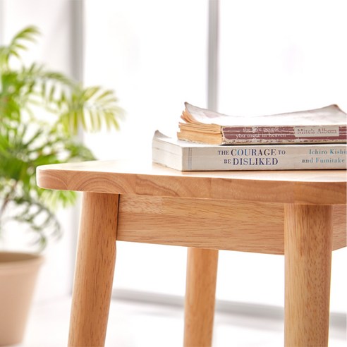 따뜻한 원목 벤치의자로 우리 집 거실에 나만의 홈카페를 완성하세요.