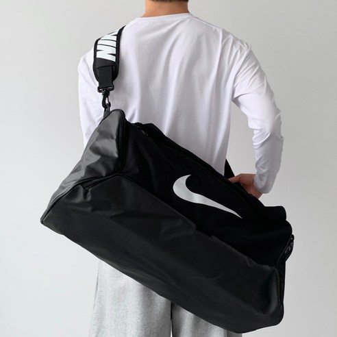 NIKE 대용량 크로스백에 다양한 물건을 수납한 모습