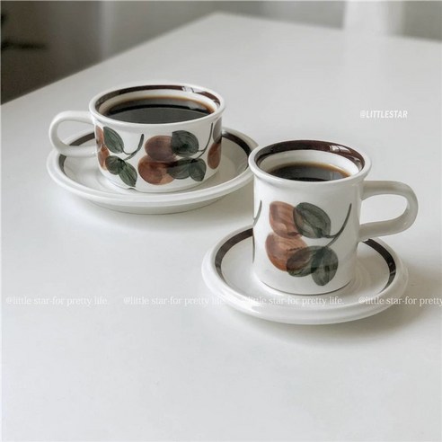 복고풍 찻잔으로 당신의 일상에 따뜻한 행복을 더하세요